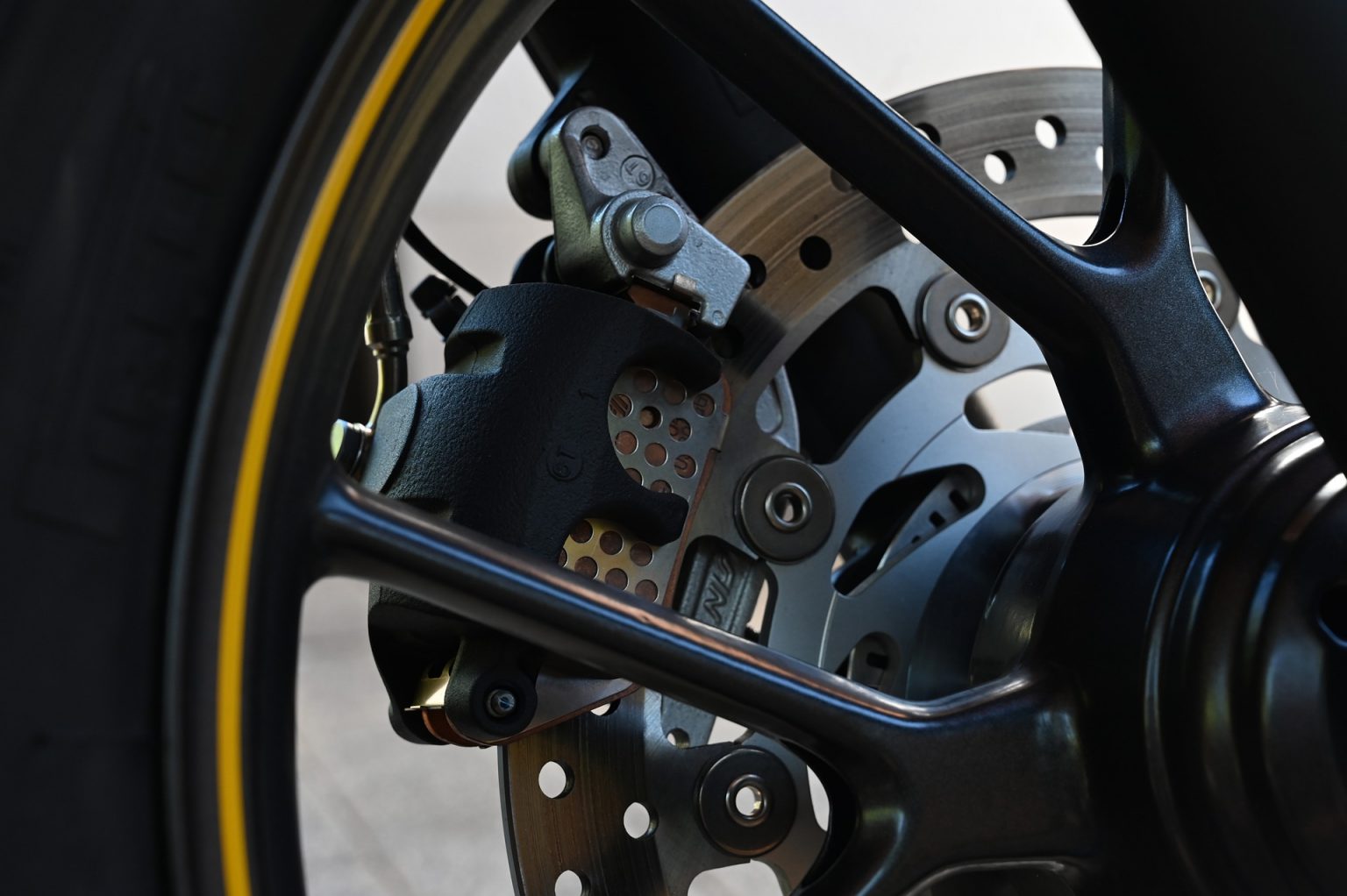 Торможение колеса. Тормоз дисковый Sibre Caliper Brake Shi 104. Суппорт колеса. Тормозной диск на колесе мотоцикла. Колеса тормозят.